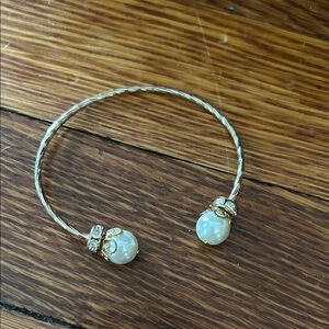 Elegant Gold and Pearl Women's Bracelet